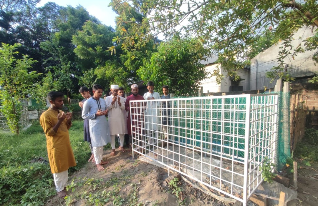 জুলাই গণঅভ্যুত্থানের শহীদের কবর জিয়ারত